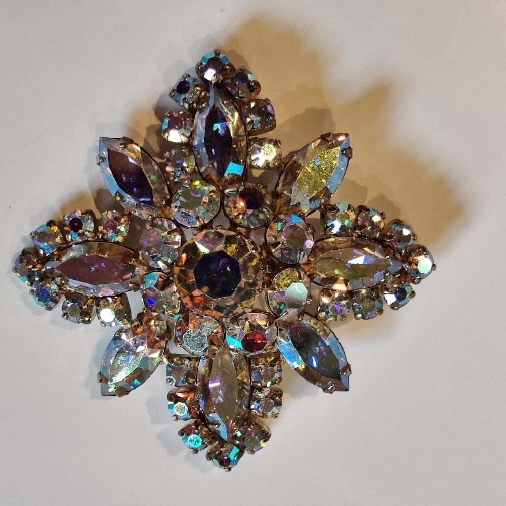 Exquisite Sherman Brooch - Picture 9 of 15